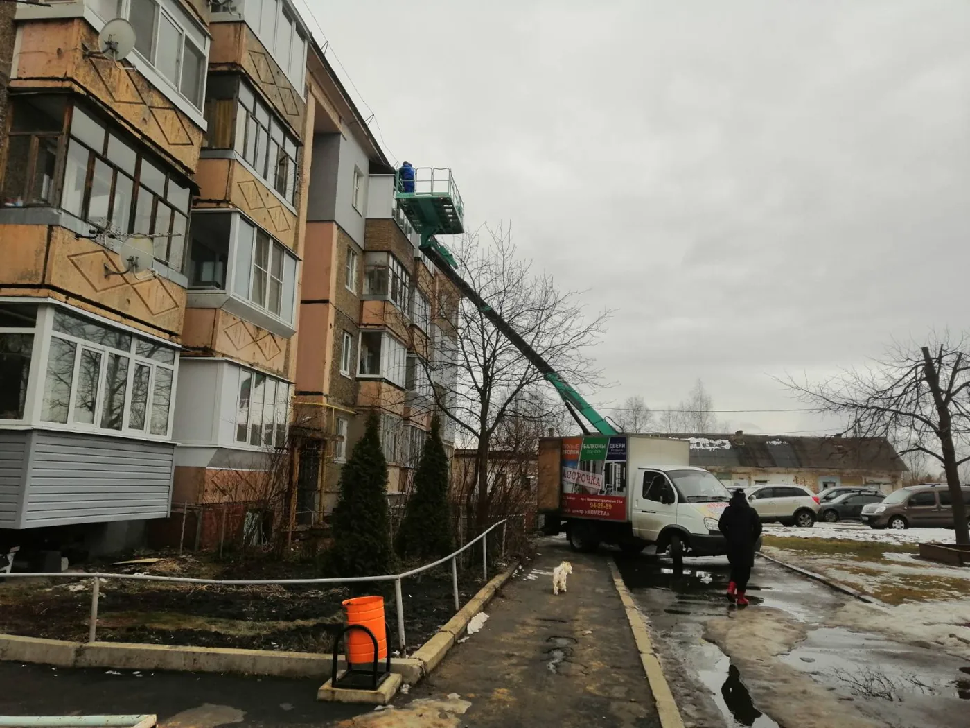 Автовышка при монтаже окон