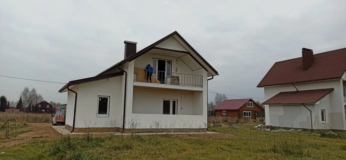 Остеклённый балкон кирпичной пятиэтажки