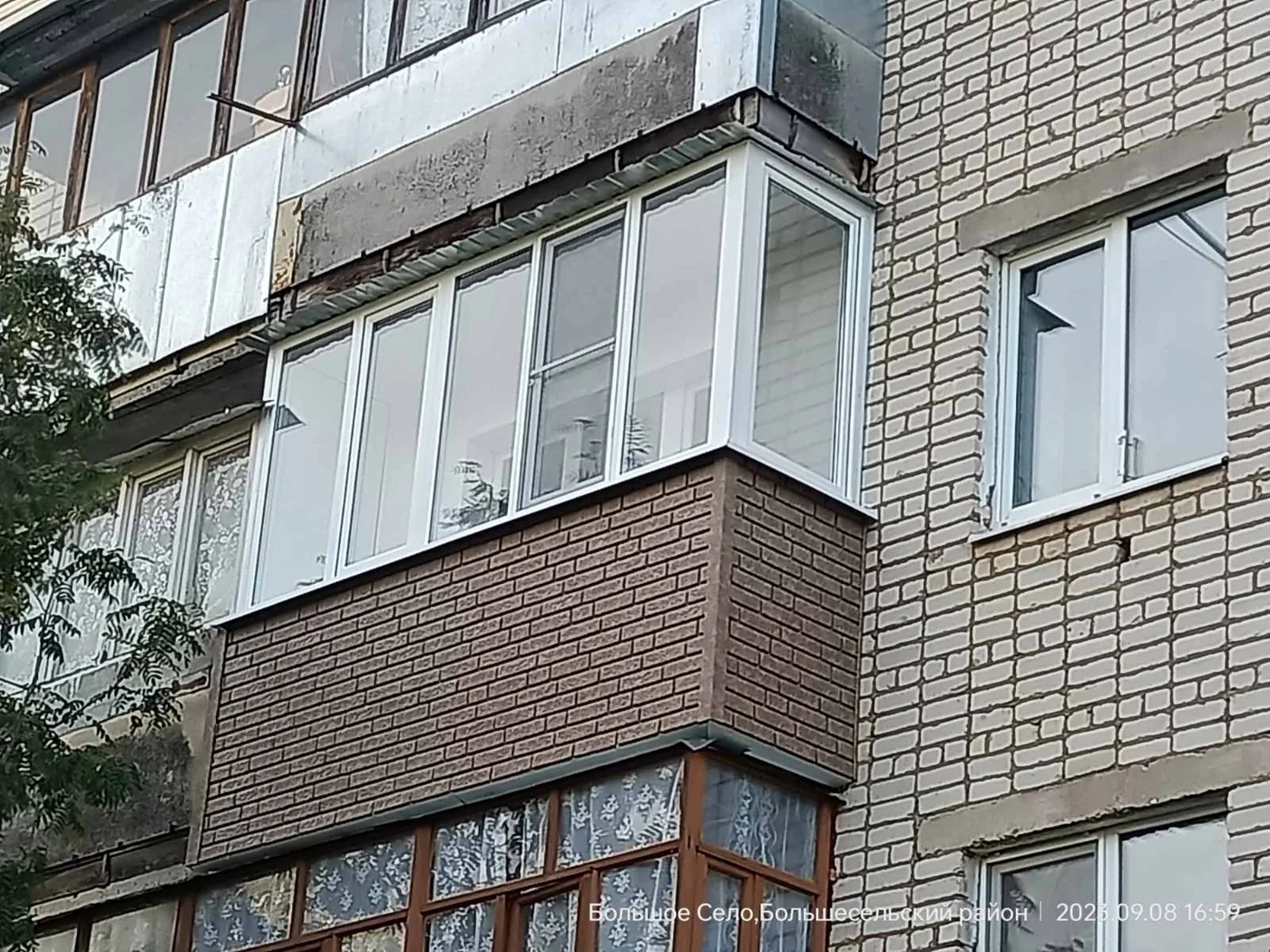Балкон в кирпичной пятиэтажке