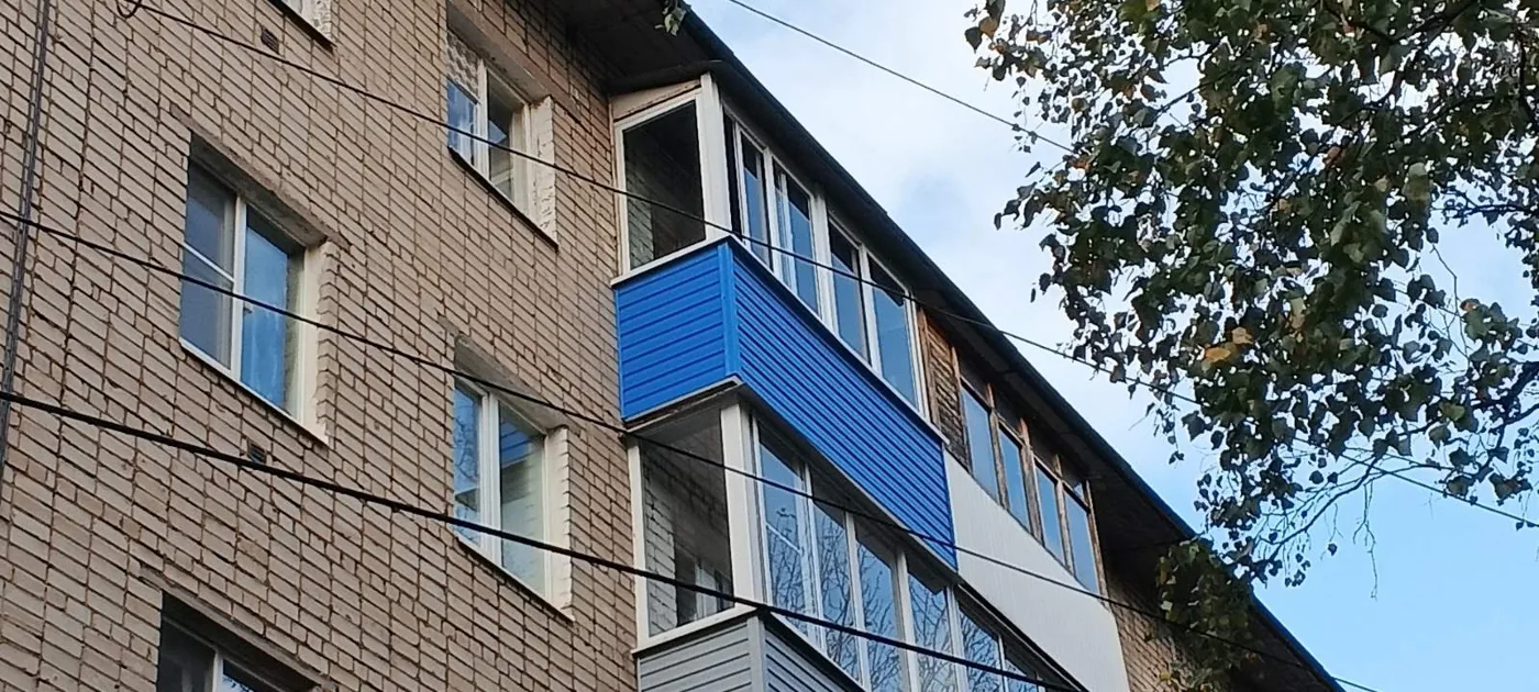 Балкон с синей отделкой на пятиэтажке