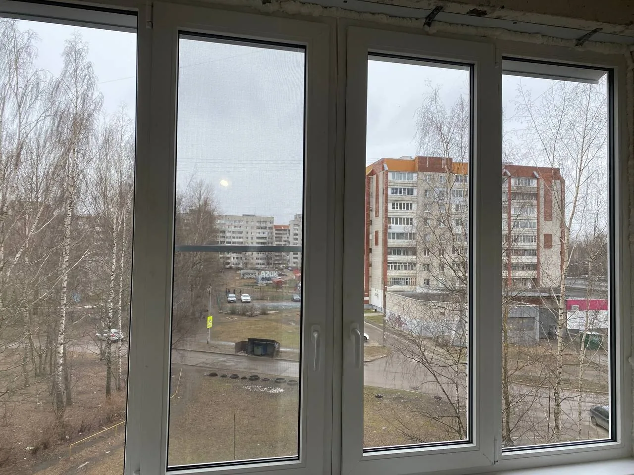 Остеклённый балкон с видом на дворы многоэтажек