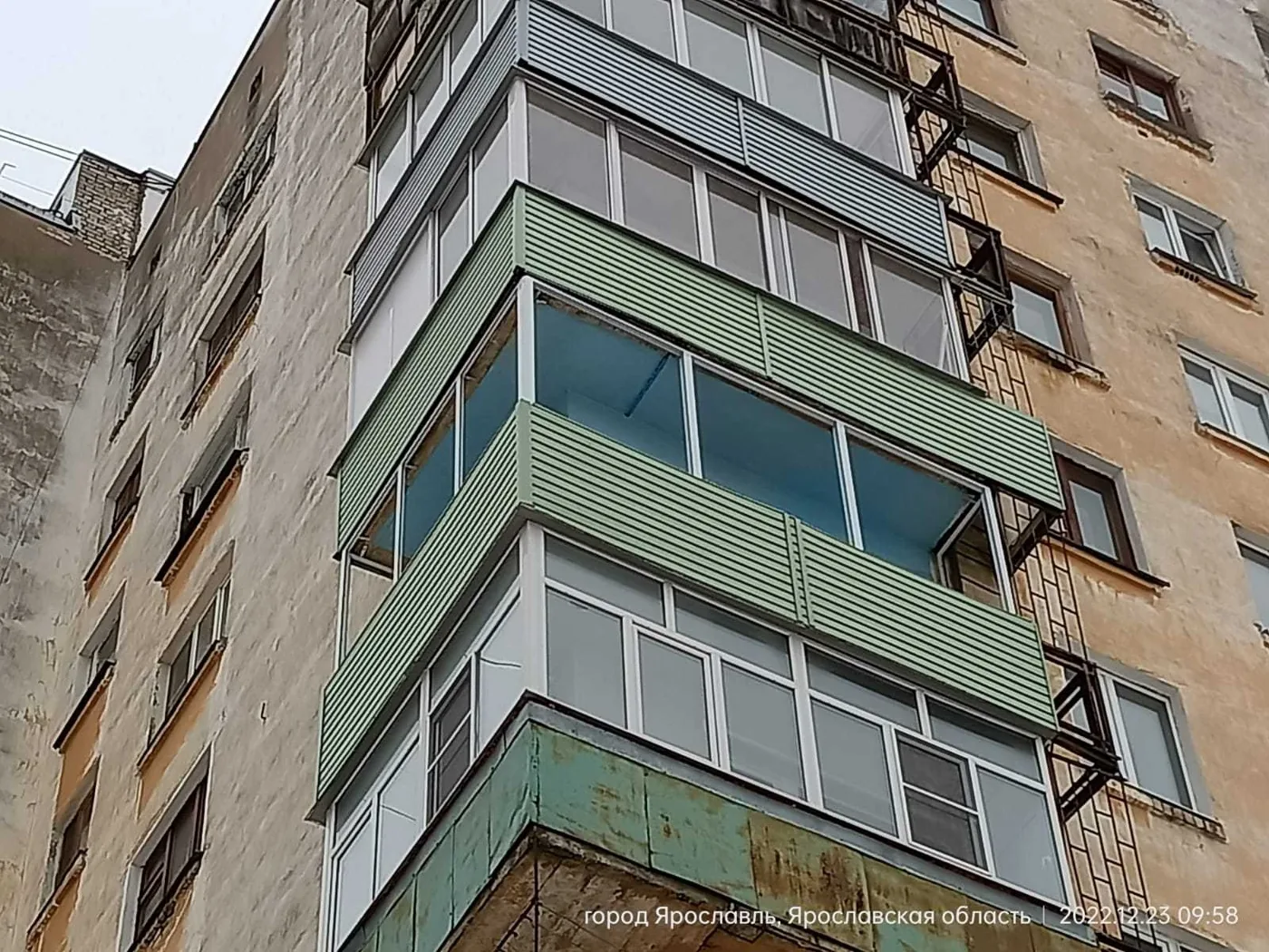 Балкон с зелёной отделкой в панельном доме