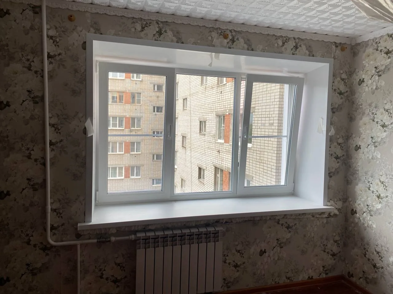 Новое окно ПВХ в квартире с откосами и подоконником