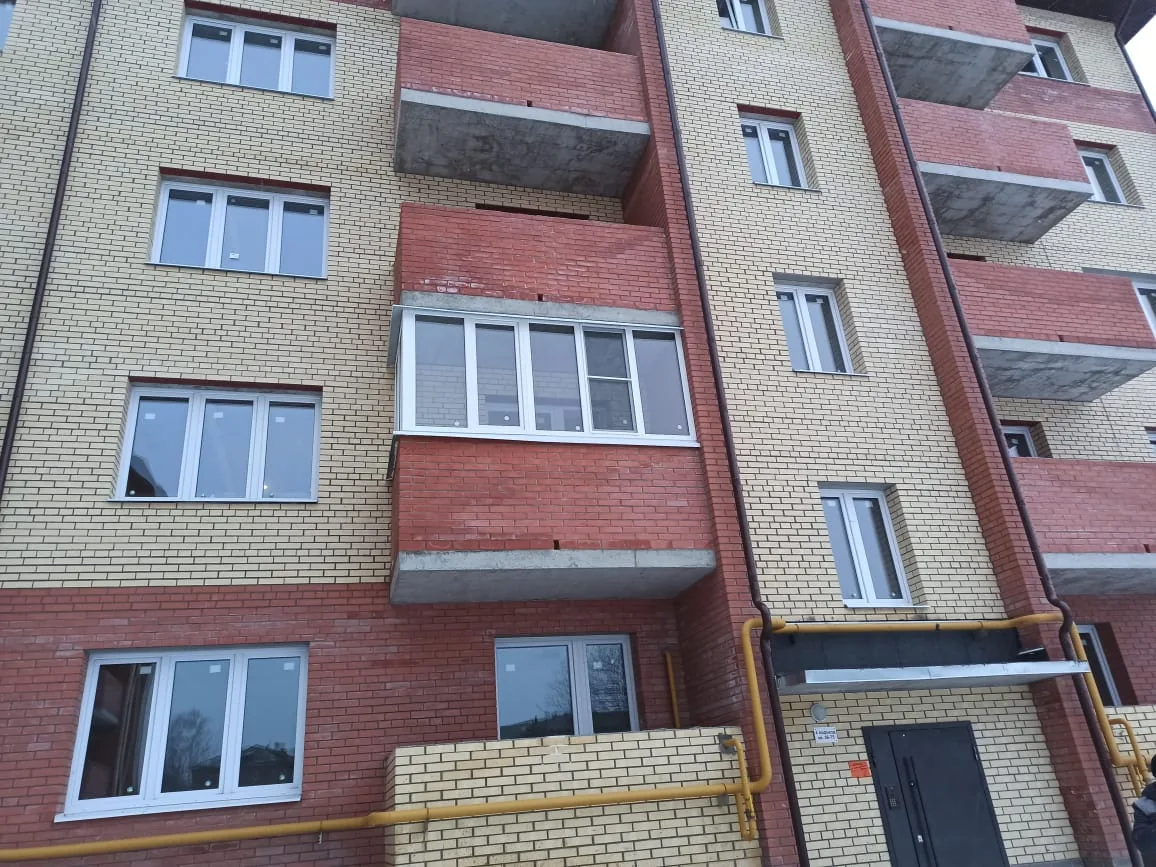 Новостройка, кирпичный дом с окнами ПВХ