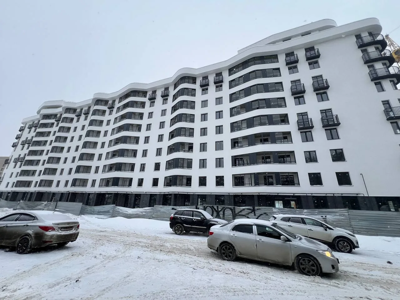 Новостройка с остеклёнными балконами, объект ЯрКометы