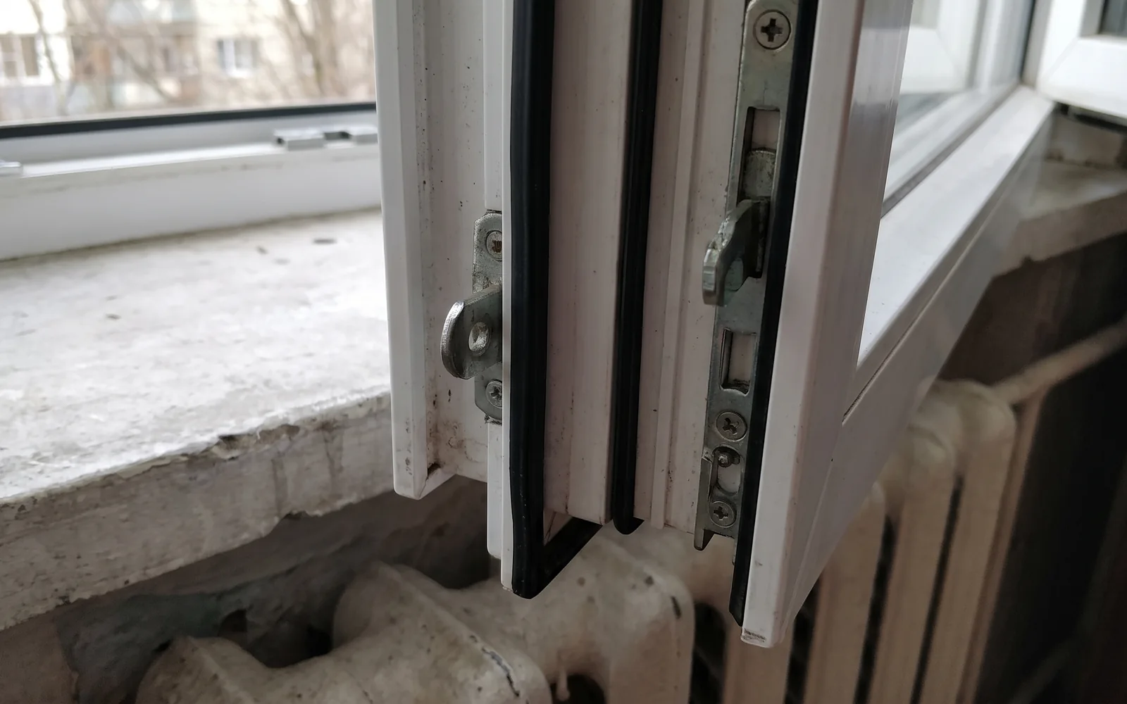 окно на зимний режим: узел крупным планом