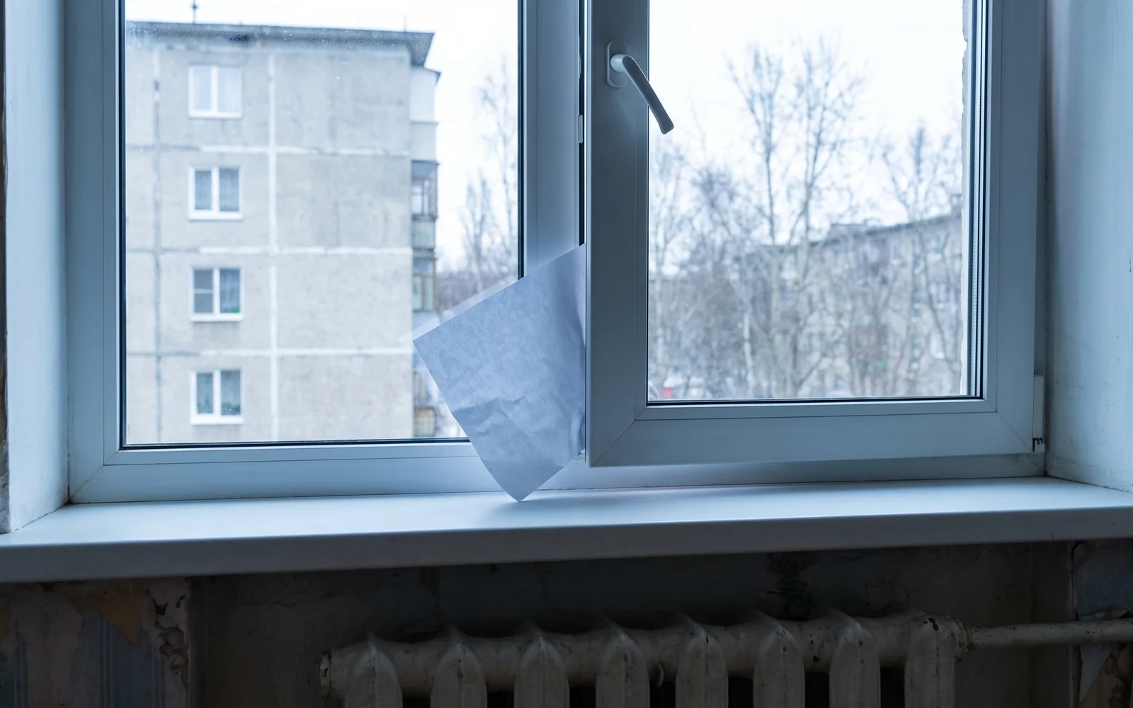 продувает пластиковое окно: как это выглядит